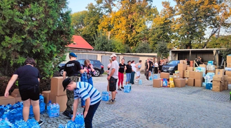 Pakują, ładują, pomagają. I LO Wschowa w akcji dla powodzian [FOTO]