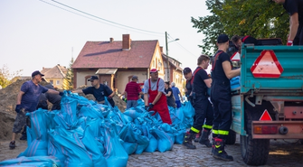 Drugi dzień napełniania worków piaskiem w gminie Szlichtyngowa. „Prosimy o pomoc”