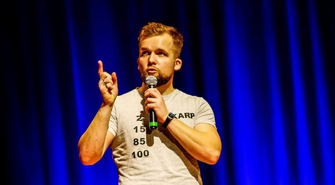 Stand-up dla Adasia. Tomasz „Karp” Bartkowiak wystąpi w Kinie Żeglarz