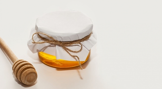 Odkryj trendy w projektowaniu etykiet na słoiki z miodem