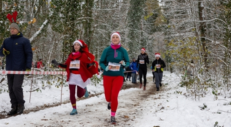 Zbliża się X Bieg Mikołajkowy. W tym roku pomagają Pawłowi Antkowiakowi