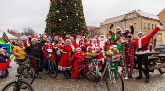 Charytatywny Rowerowy Rajd Mikołajkowy. Po ulicach Wschowy przejechał świąteczny peleton [ZDJĘCIA]