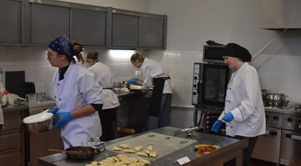 Dekorowali stoły i przygotowywali pierogi. Świąteczne zmagania w I Zespole Szkół