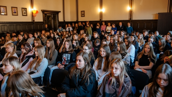 Nowa oferta szkoły i gra terenowa. Tłumy ósmoklasistów podczas Drzwi Otwartych w I LO