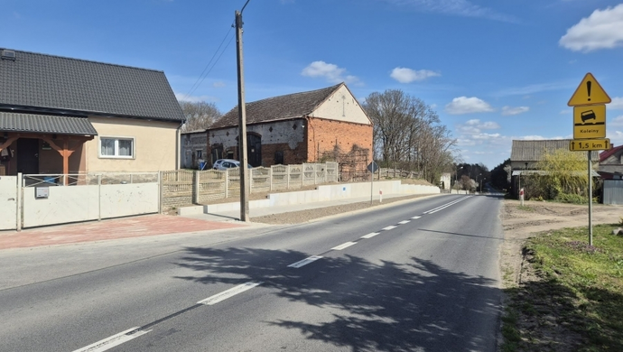 Nowy chodnik w Dryżynie. Inwestycja przy DW 324 zakończona