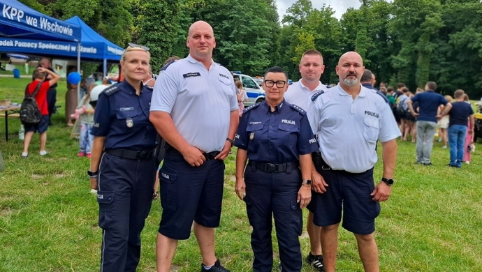 Bezpieczeństwo nad wodą w centrum uwagi. Służby ratunkowe edukowały na plaży w Sławie