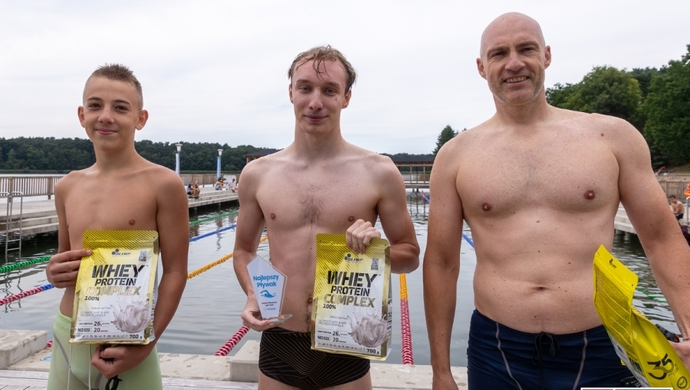 Pływackie zmagania w Lginiu. Dyrektor CKiR stanął do rywalizacji z młodzieżą [FOTO]