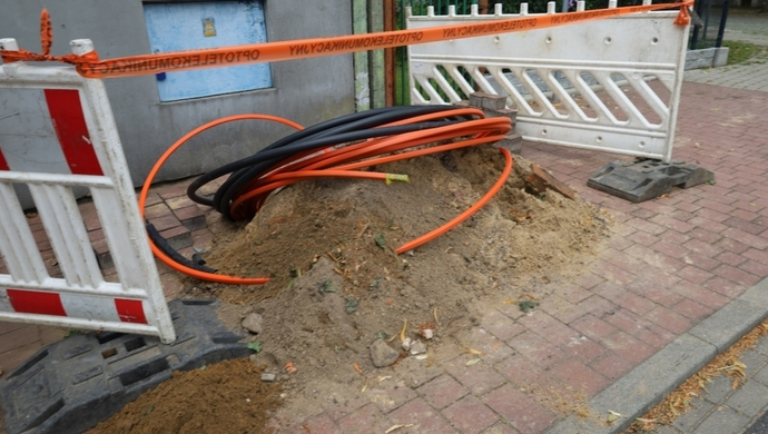 Orange układa światłowód w Szlichtyngowej. Prace na Dworcowej i Wolności