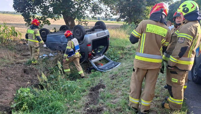 W rowie dachował samochód z matką i dzieckiem. Groźne zdarzenie na trasie Krzepielów - Głogów
