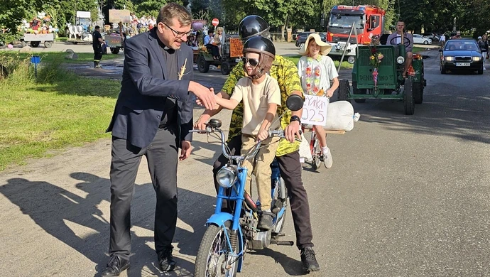 Plony zebrane, tradycja trwa. Dożynki sołecko-parafialne w Obrze z udziałem starosty