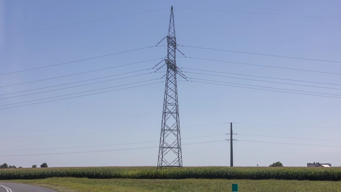 Masz słup energetyczny lub rurę na działce? Ten wyrok może być dla ciebie bardzo ważny