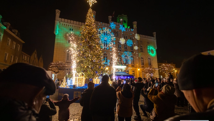 Mikołaj zjechał  na linie z ratusza, a burmistrz rozświetlił choinkę. Mikołajki 2025 we Wschowie [FOTO]