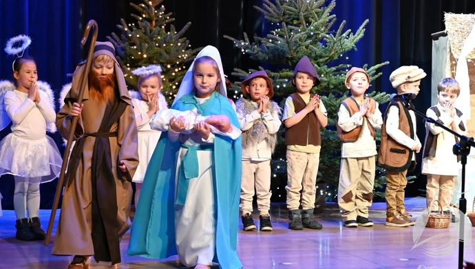 Jasełka w Kinie Żeglarz. Przedszkolaki ze Sławy wystąpiły dla rodzin
