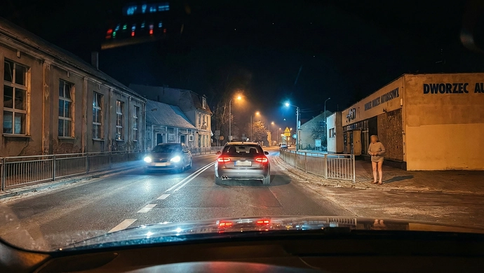 Zatrzymała się, bo coś było nie tak. Właścicielka Męskiej Jaskini uratowała starszą panią w wigilijną noc