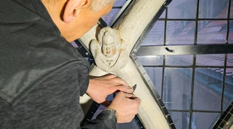 Zabytkowe okna w kościele pw. św. Józefa Oblubieńca NWP odzyskują świetność. Trwa renowacja