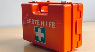 Co powinna zawierać apteczka, aby była skuteczna w nagłych wypadkach?