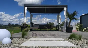 Pergola z zasłonami – jak zadbać o prywatność i komfort?