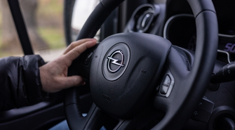 Bez uprawnień i kompletnie pijany. „Policjanci wyczuli silną woń alkoholu”