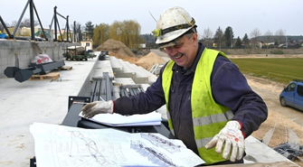 Budowa stadionu w Sławie przyspiesza. Montaż dachu nad trybunami w toku
