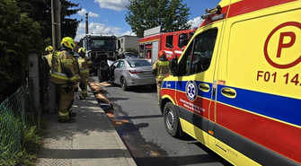 Czołówka na ul. Henryka Pobożnego w Sławie. Toyota wjechała pod ciężarówkę [FOTO]