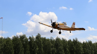 Dromader opryska 150 hektarów lasu. Akcja w Leśnictwie Stare Drzewce