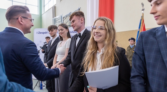 Pożegnanie klas maturalnych w I ZS we Wschowie. „Przed wami początek nowego etapu” [ZDJĘCIA]