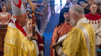 Powiedzieli sobie „tak” po 660 latach. Średniowieczny ślub w kościele farnym [WIDEO]