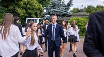 Komers SP 1 we Wschowie. Poloneza zatańczyło ponad 70 ósmoklasistów [ZDJĘCIA]