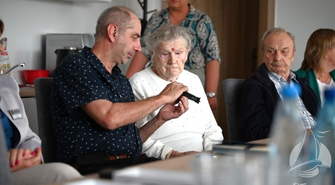 Seniorzy ze Sławy otrzymali opaski bezpieczeństwa