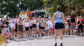 XIV Bieg Orła w Osowej Sieni zgromadził 380 uczestników. Teraz mieszkańcy bawią się na festynie [ZDJĘCIA]