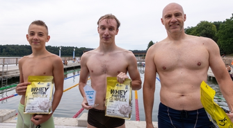 Pływackie zmagania w Lginiu. Dyrektor CKiR stanął do rywalizacji z młodzieżą [FOTO]