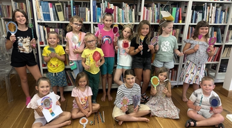 Baśniowy świat ożył we wschowskiej bibliotece. Dzieci stworzyły magiczne rekwizyty