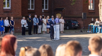 Rok szkolny rozpoczęty. W „Staszicu” do szkolnych ławek wróciło blisko 700 uczniów [ZDJĘCIA]