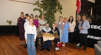 Narodowe Czytanie w Szlichtyngowej. Elżbieta Romanowska czytała Kochanowskiego z mieszkańcami