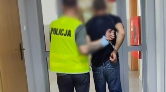 Złodziej z dożywotnim zakazem w wersalce. Auto porzucił zakopane w polu