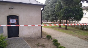 Kościół w Starych Drzewcach po fumigacji i uszczelnieniu dachu. Teraz czas na tynki