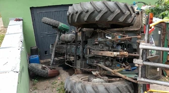 Ktoś przewrócił ciągnik na terenie ośrodka SCKiW. „Brak wyobraźni czy zwykły wandalizm?” [WIDEO]