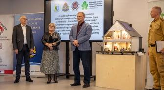 Nauczą dzieci rozpoznawać zagrożenia. Straż we Wschowie ma symulator pożarowy