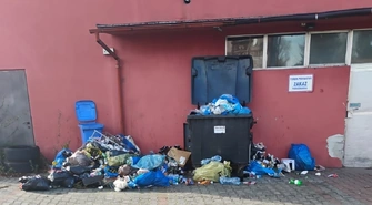 Mieszkanka Garbarskiej załamana stertą śmieci. „Szczury będą dla nas udręką”