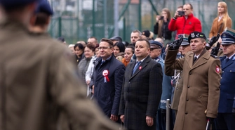 Kadeci złożyli przysięgę na sztandar szkoły. Uroczyste ślubowanie i awanse w „Staszicu”