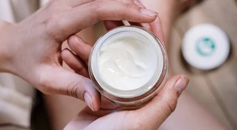 Dermokosmetyki – skuteczna pielęgnacja dla wymagającej skóry. Na co zwracać uwagę?