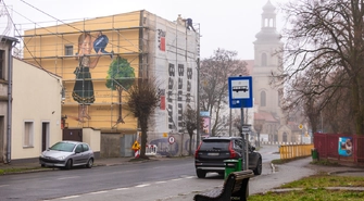 Dziewczyna z konewką na ścianie kamienicy. Nowy mural we Wschowie