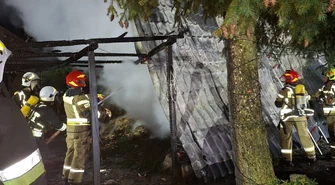 Domek letniskowy w płomieniach. Osiem zastępów gasiło pożar w Sławie