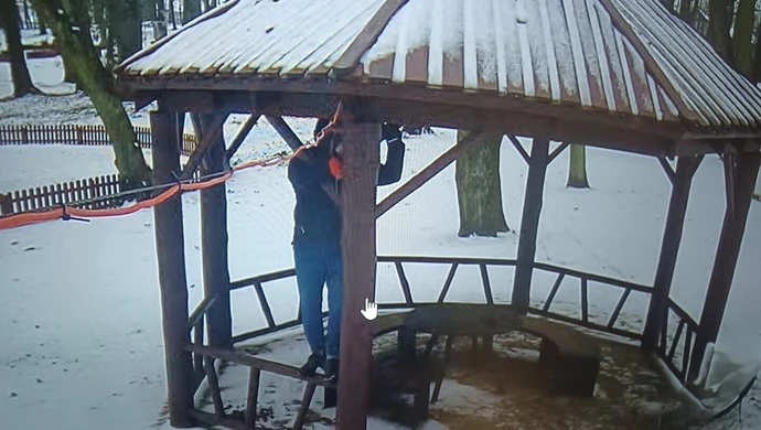 Oddał mocz przed kamerą, a potem ukradł kabel. Myślał, że zakryta twarz wystarczy