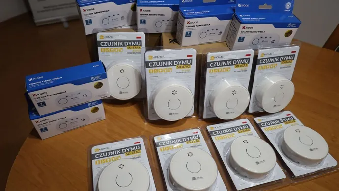 Straż przekazała 50 czujek. Trafią do potrzebujących w gminie Szlichtyngowa