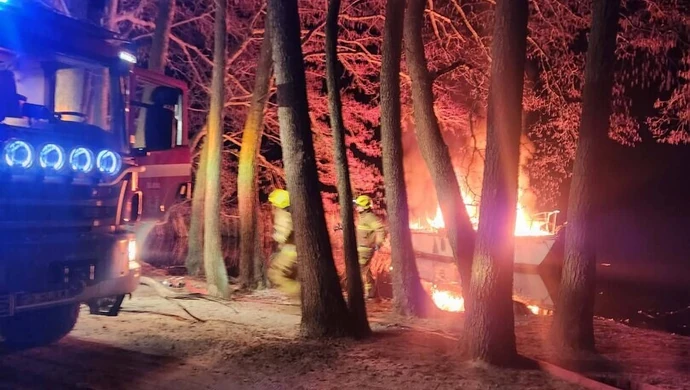 Łódź w płomieniach na Jeziorze Sławskim. Podpalenie? Sprawę bada policja
