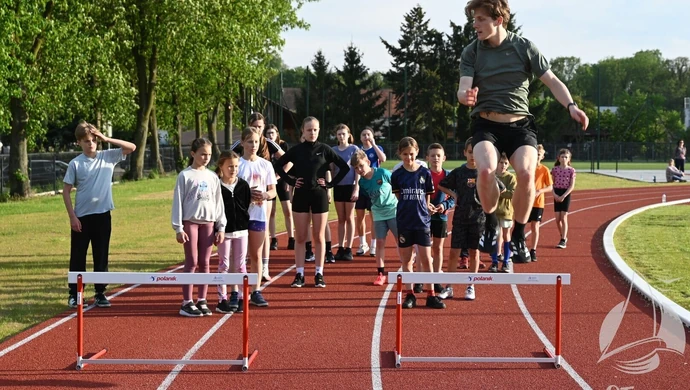 Sekcja lekkoatletyczna już po pierwszych zajęciach. Treningi na stadionie w Sławie prowadzi Gabriel Dziełakowski