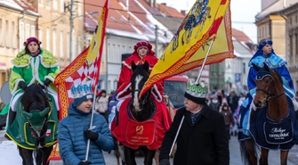 Mędrcy na koniach, wierni w koronach. Orszak Trzech Króli we Wschowie [ZDJĘCIA]