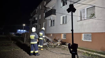 Pożar przy ul. Obrońców Warszawy we Wschowie. 14 osób ewakuowanych, 61-latka trafiła do szpitala