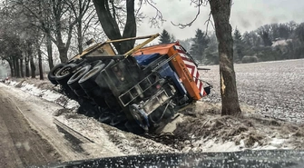 Szkoły zamknięte, ciężarówki w rowach. Gołoledź dała się we znaki gminie Wschowa